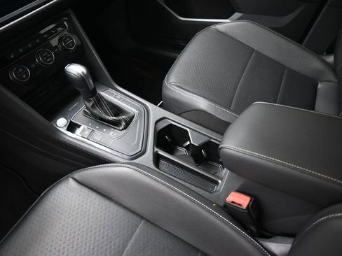 Used 2021 Volkswagen Tiguan SE image 31