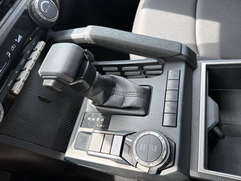 Certified 2024 Toyota Tacoma SR5 AWD/4WD image 9