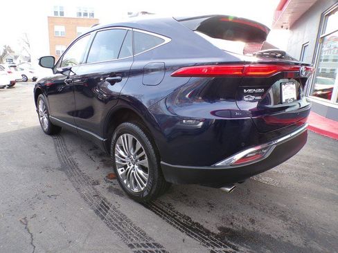 Used 2022 Toyota Venza XLE image 5