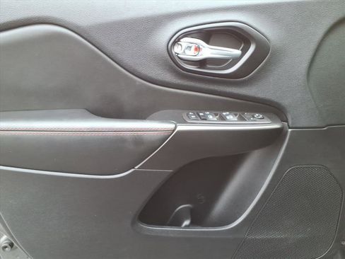 Used 2022 Jeep Cherokee Trailhawk image 11