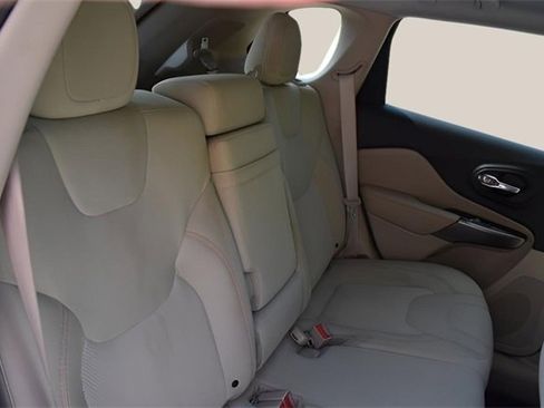 Used 2019 Jeep Cherokee Latitude w/ Popular Appearance Group image 17