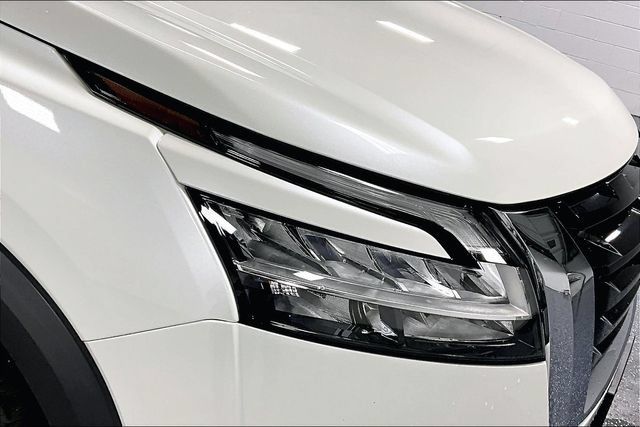 Used 2023 Nissan Pathfinder SL AWD/4WD image 29