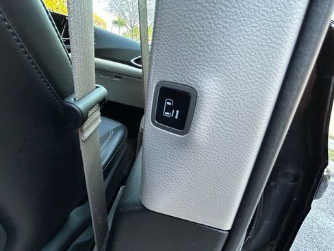 Certified 2023 Chrysler Pacifica Touring-L FWD image 34