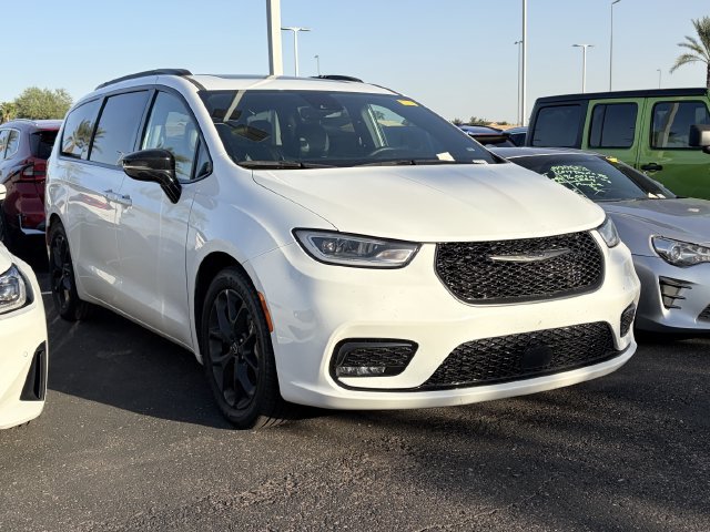Used 2025 Chrysler Pacifica Limited FWD image 3