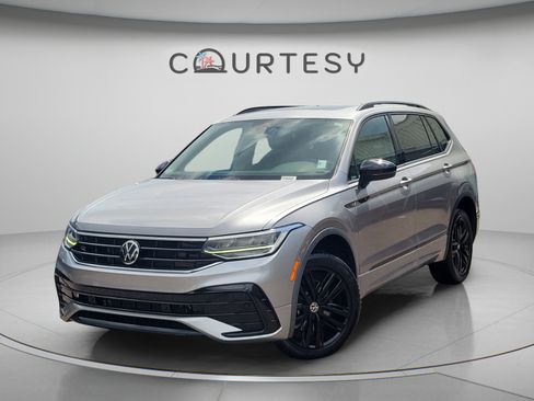 Used 2022 Volkswagen Tiguan SE R-Line FWD image 1