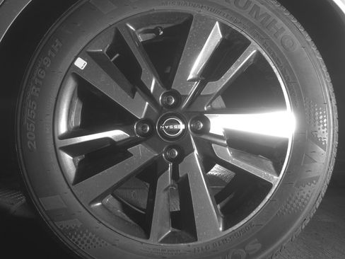 Used 2025 Nissan Versa SV FWD image 14