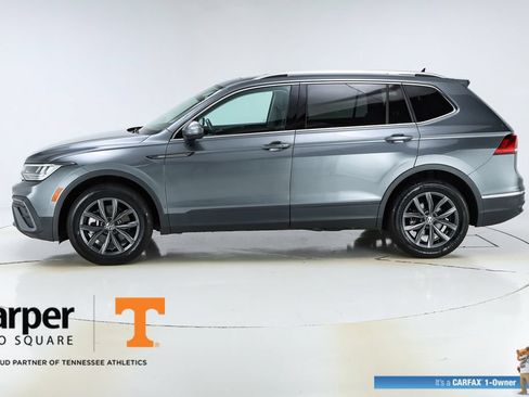 Used 2023 Volkswagen Tiguan SE w/ Panoramic Sunroof Package FWD image 2