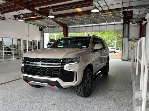 Used 2022 Chevrolet Tahoe Z71 w/ Luxury Package AWD/4WD image 4