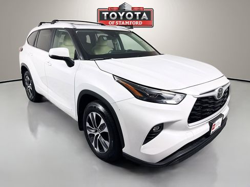 Used 2023 Toyota Highlander XLE AWD/4WD image 1