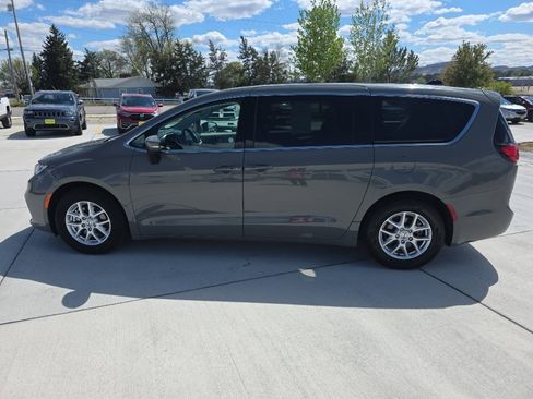 Used 2023 Chrysler Pacifica Touring-L FWD image 8