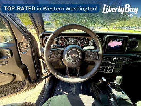 Used 2023 Jeep Gladiator Sport AWD/4WD image 17