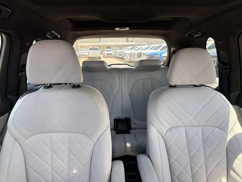 Used 2023 BMW X7 xDrive40i w/ M Sport Package AWD/4WD image 12
