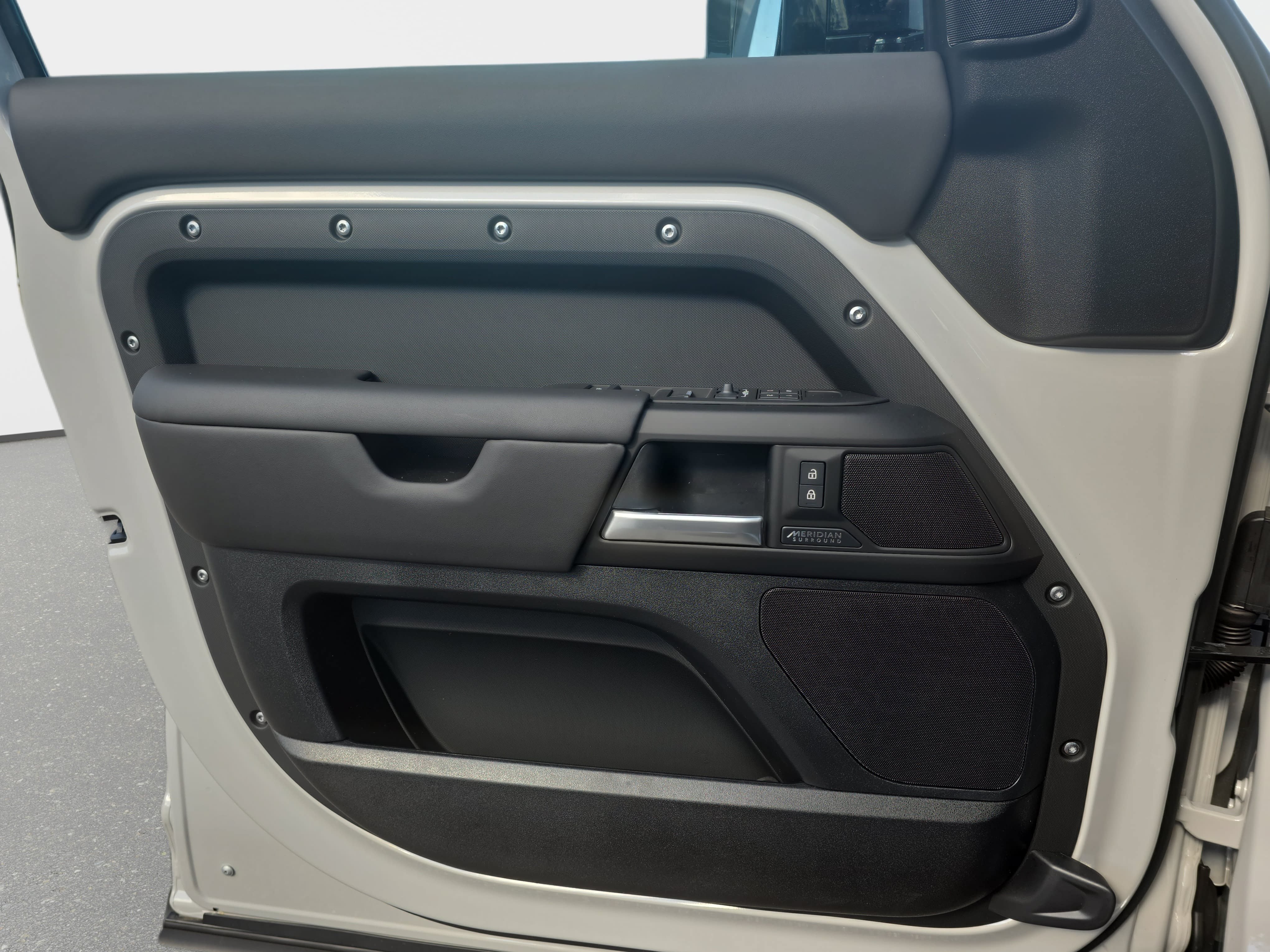 New 2026 Land Rover Defender 110 X-Dynamic SE AWD/4WD image 26