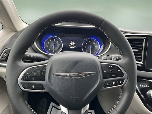 Used 2024 Chrysler Pacifica Touring-L image 41
