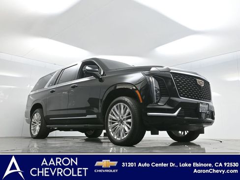 Used 2025 Cadillac Escalade ESV Premium Luxury image 2