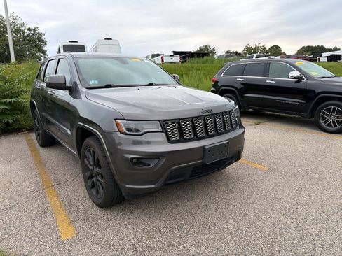 Used 2021 Jeep Grand Cherokee Laredo X AWD/4WD image 3