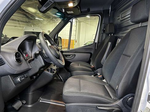 Used 2025 Mercedes-Benz Sprinter 2500 image 18