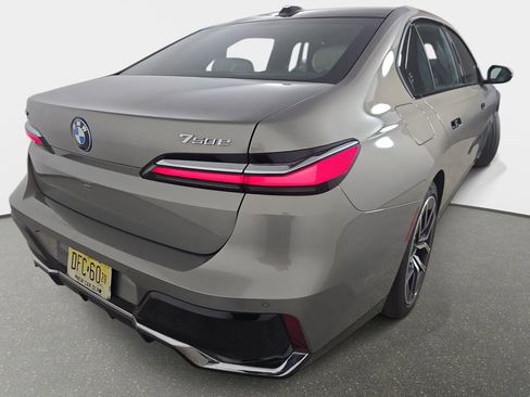 Used 2025 BMW 750e xDrive w/ Executive Package AWD/4WD image 39