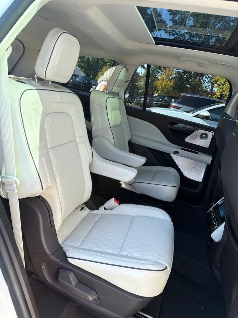 Used 2024 Lincoln Aviator Black Label w/ Jet Package AWD/4WD image 6