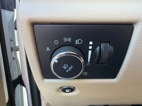 Used 2020 Jeep Grand Cherokee Overland AWD/4WD image 18