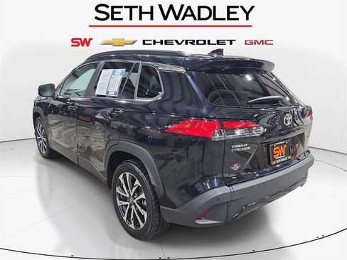 Used 2022 Toyota Corolla Cross XLE w/ Convenience Package image 5