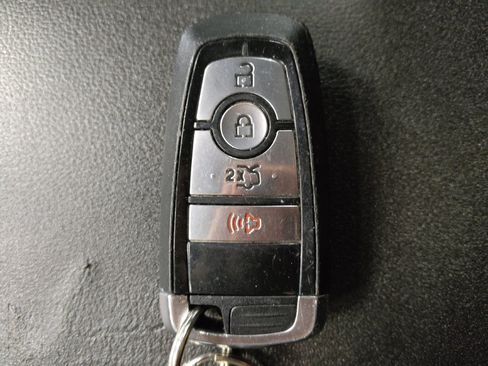 Used 2020 Ford Fusion SE FWD image 32