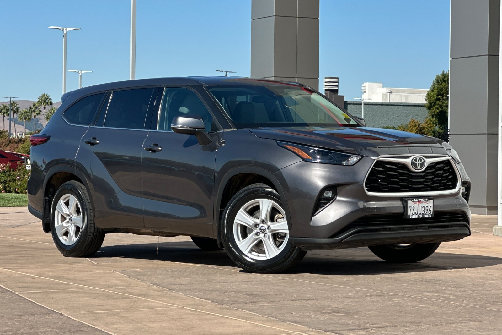 Certified 2022 Toyota Highlander LE AWD/4WD image 2