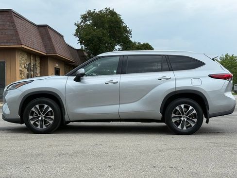 Used 2021 Toyota Highlander XLE AWD/4WD image 2