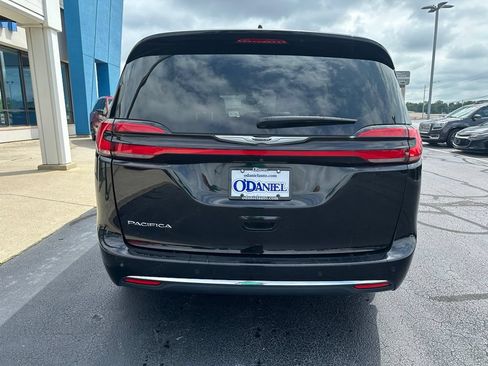 Used 2024 Chrysler Pacifica Touring-L FWD image 6
