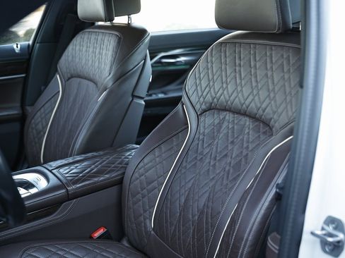 Used 2022 BMW 750i xDrive w/ Luxury Rear Seating Package image 23