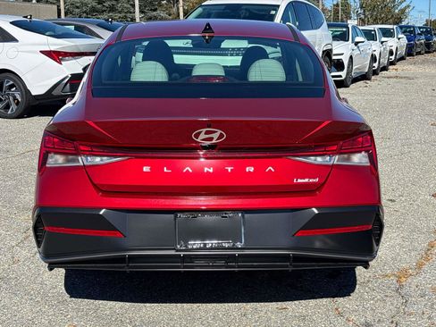 Used 2025 Hyundai Elantra Limited image 3