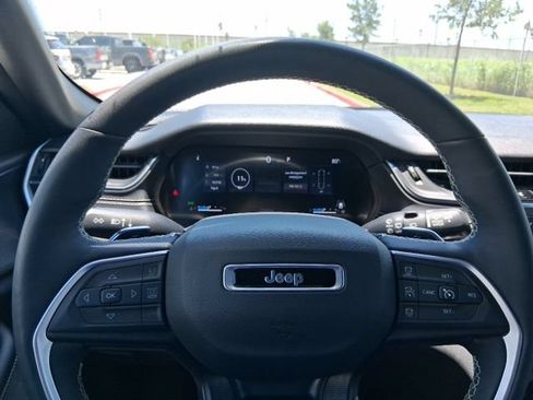 Used 2024 Jeep Grand Cherokee Altitude AWD/4WD image 8