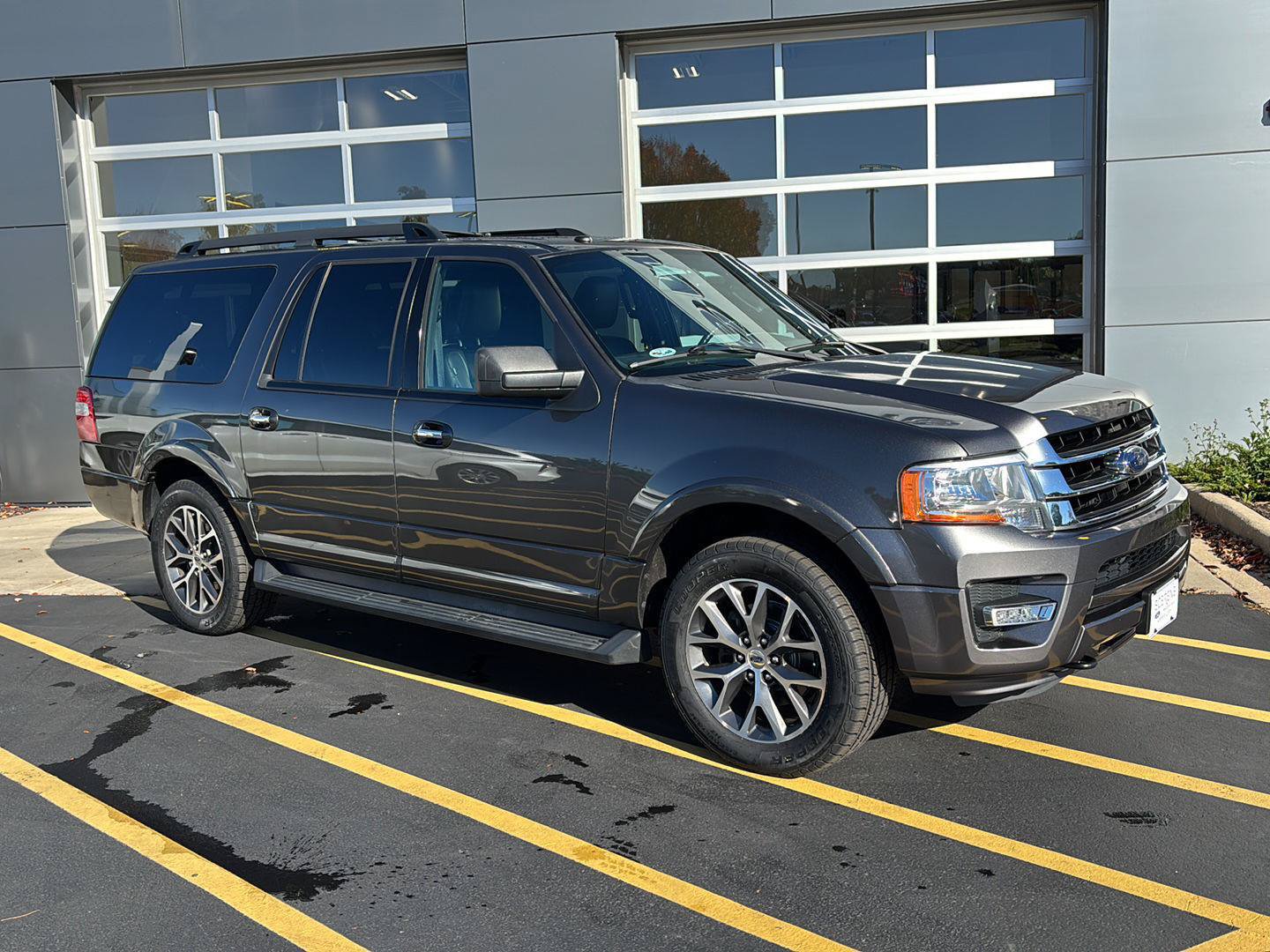 Used 2017 Ford Expedition EL XLT w/ Equipment Group 202A AWD/4WD image 2