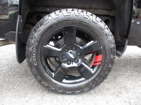 Used 2017 Chevrolet Silverado 1500 LT w/ Redline Edition AWD/4WD image 18