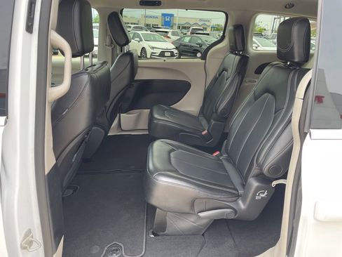 Used 2024 Chrysler Pacifica Touring-L FWD image 10