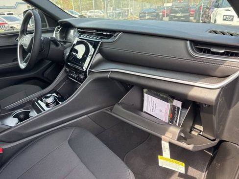 Used 2025 Jeep Grand Cherokee Laredo X image 27