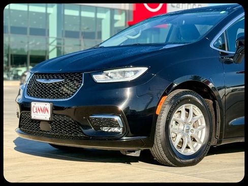 Used 2024 Chrysler Pacifica Touring-L image 2