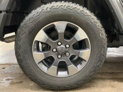 Used 2018 Jeep Wrangler Unlimited Sahara w/ Dual Top Group image 29