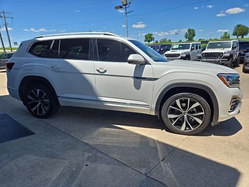 Used 2024 Volkswagen Atlas SEL Premium R-Line AWD/4WD image 12