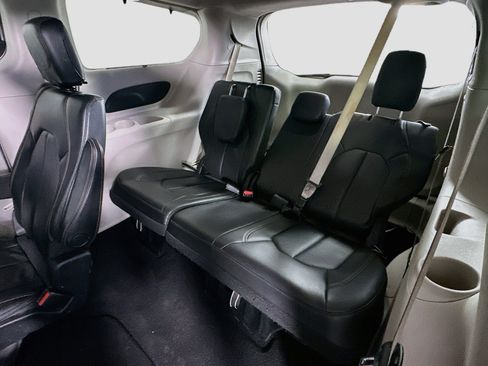 Used 2019 Chrysler Pacifica Touring-L FWD image 30