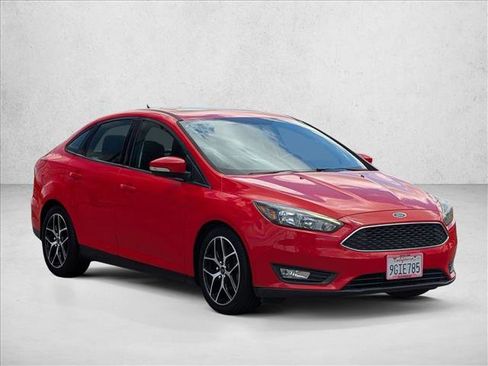 Used 2017 Ford Focus SEL w/ Cold Weather Package FWD image 3