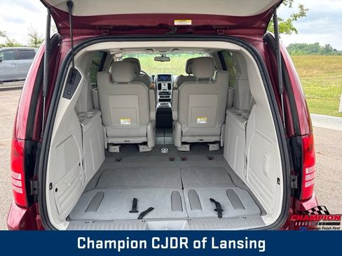Used 2010 Chrysler Town & Country Limited w/ Flexible Seating Group FWD image 22