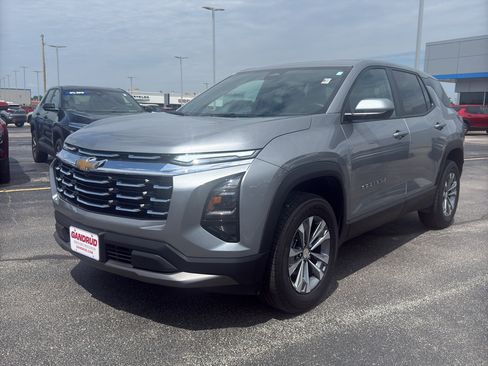 Used 2025 Chevrolet Equinox LT FWD image 2