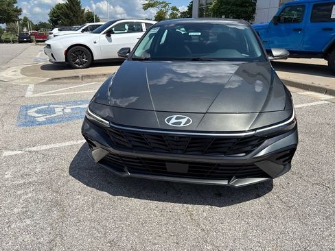 Used 2024 Hyundai Elantra Limited FWD image 10