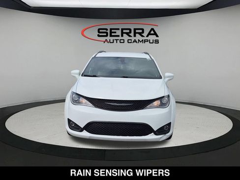 Used 2018 Chrysler Pacifica Touring-L w/ Premium Audio Group FWD image 9