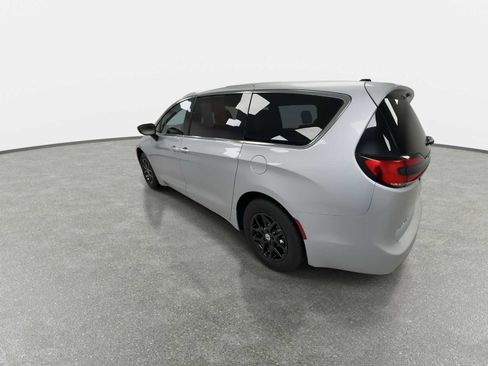 Used 2024 Chrysler Pacifica Touring-L image 6