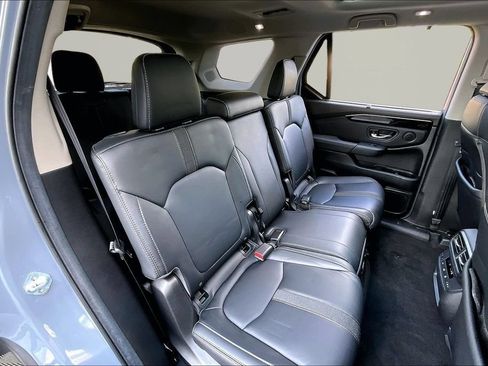 Used 2025 Honda Pilot Touring image 17