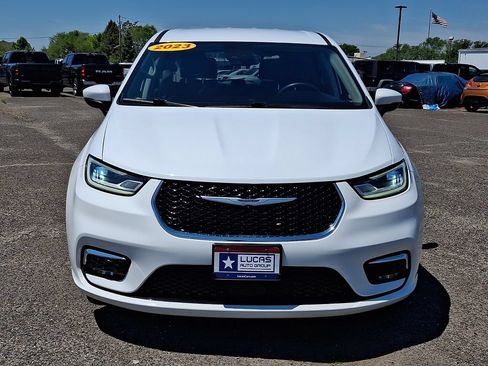 Used 2023 Chrysler Pacifica Touring-L FWD image 4