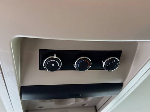 Used 2019 Dodge Grand Caravan SE w/ UConnect Hands-Free Group FWD image 27