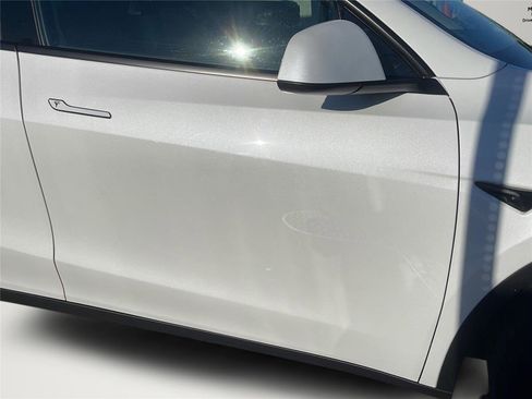 Used 2023 Tesla Model Y Performance AWD/4WD image 35